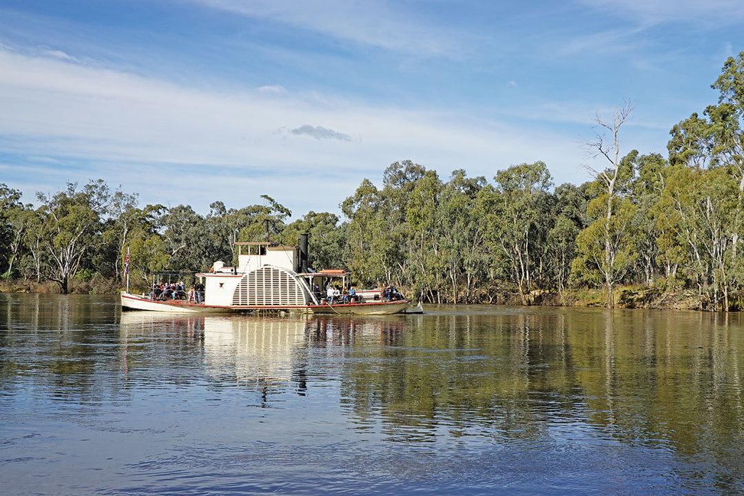 Journey along the Murray River in Echuca and Moama, Vic—NSW