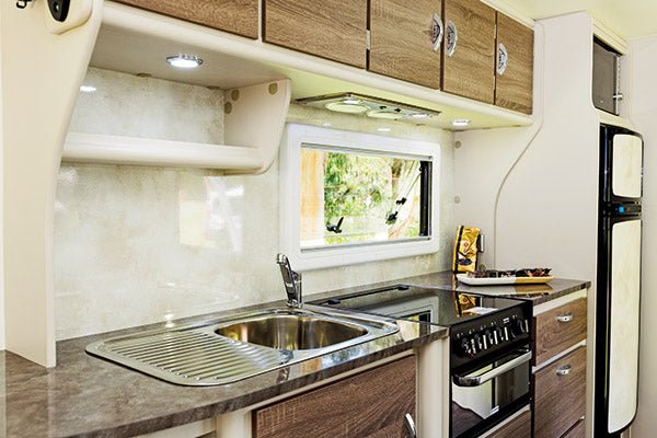 2016 BAV: Jurgens Lunagazer J2405 - Caravan World Australia