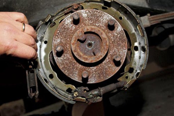 DIY: Replacing brake shoes and drums - Caravan World Australia