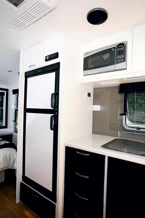 TEST: BILLABONG CUSTOM CARAVANS GROVE 1 - Caravan World Australia