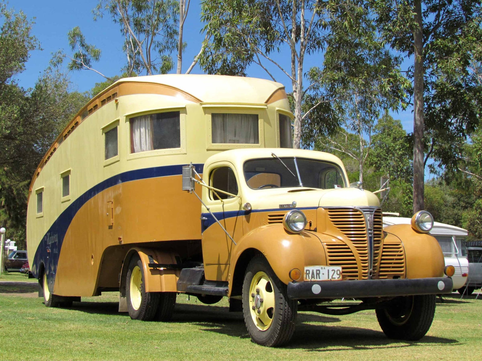 Vintage Caravans And Retro En-Suite Bathrooms - Caravan World Australia